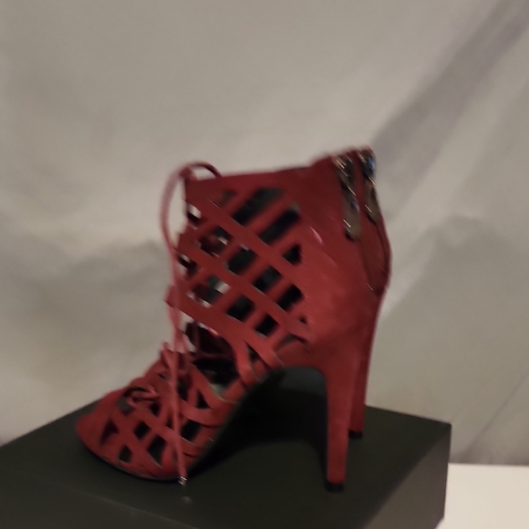 Guess Red Heels with Intricate Cut-Out Design - Picture 8 of 9